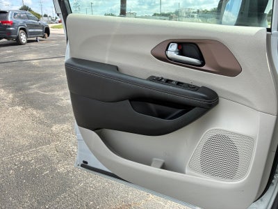 2023 Chrysler Voyager (fleet-only) LX
